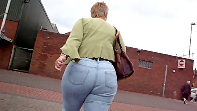 Толстая баба нагло показывает свою огромную жопу на камеру