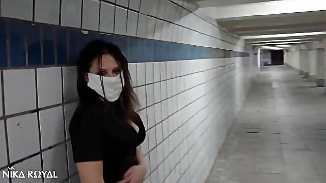 Настоящая русская проститутка: анальный трах за $100 в метро! Кончил в меня