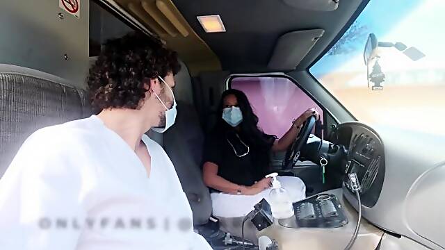 La jefa paramedico convence al empleado nuevo a chichar en la ambulancia