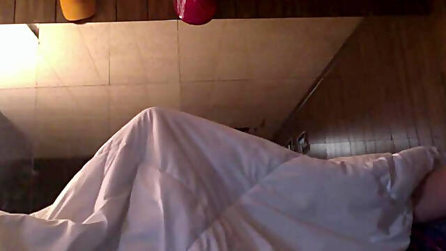 Nana au gros cul se tape un africain tout mince sous la couette
