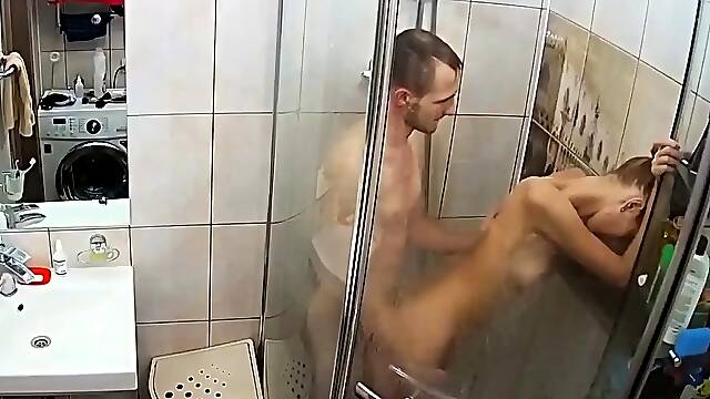 Jeune rousse se fait soulever sous la douche