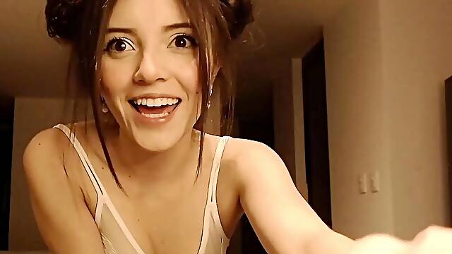 Amateur webcam babe showing her sexual goods