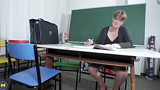 Mature beauty Marie R. In seductive nylon lingerie