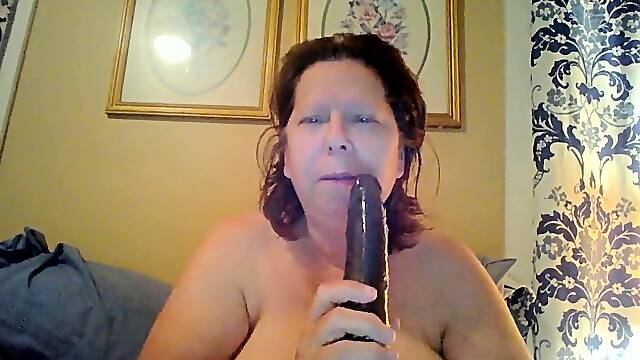 Mature chubby toying her fat and wrinkled cunt