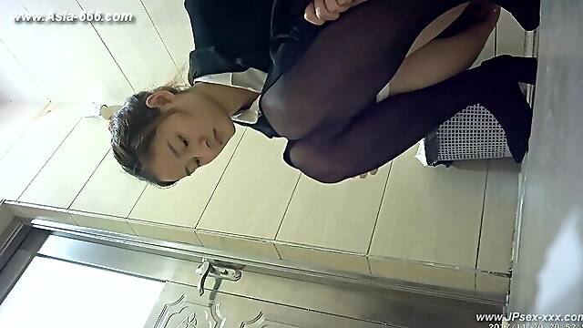 Chinese girls go to toilet.121