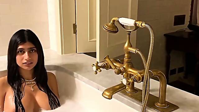 Arab Hoe Mia Khalifa Returns to Porno