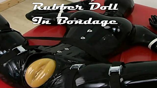 Amateur lalin girl toying her holes