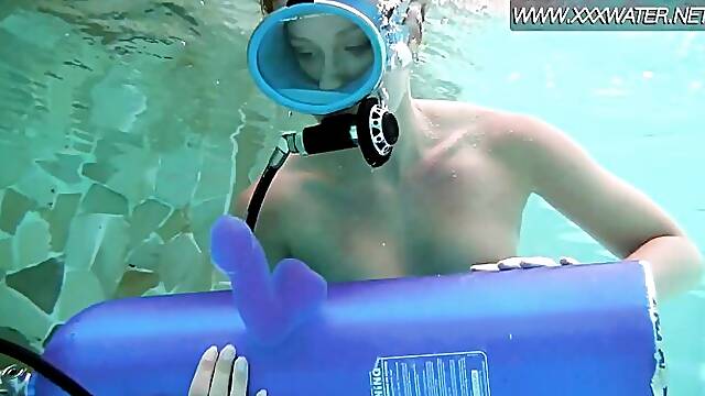 Underwatershow clip with junoesque Minnie Manga from Underwater Show