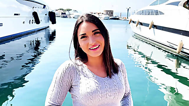 Sarah, 21, hostess on a yacht in Saint-Tropez!