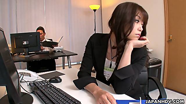 Whorish office chick Maki Hojo gets intimate with perverted co-worker