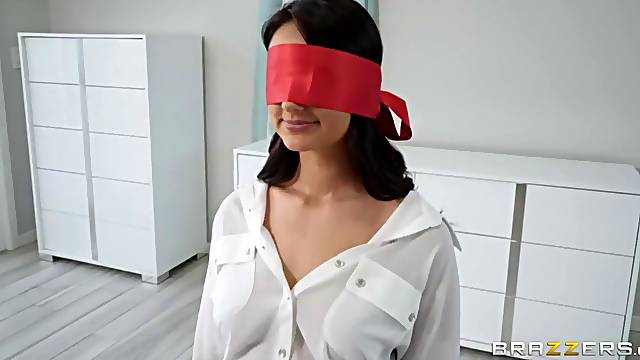 Blind folded babe Eliza Ibarra allows to do everything her wants