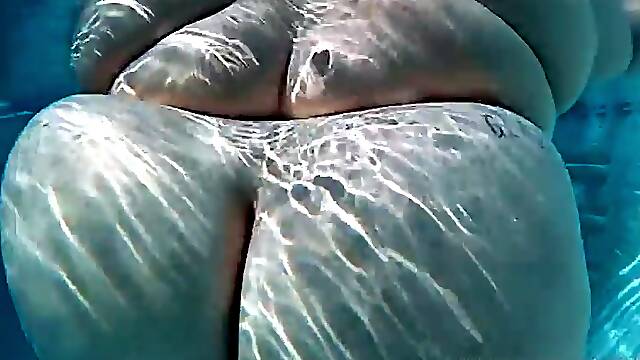 SSBBW Underwater Jiggles