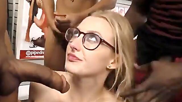 Group blowjob with blonde in hard video in Negozio Di