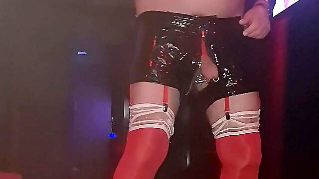 Sissy mit Straps im Kino