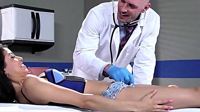 Brazzers - Veronica Rodriguez fucks her doctor