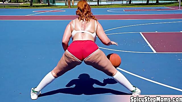 Chubby housewife gets her bubbly booty fucked real hard by her gym instructor