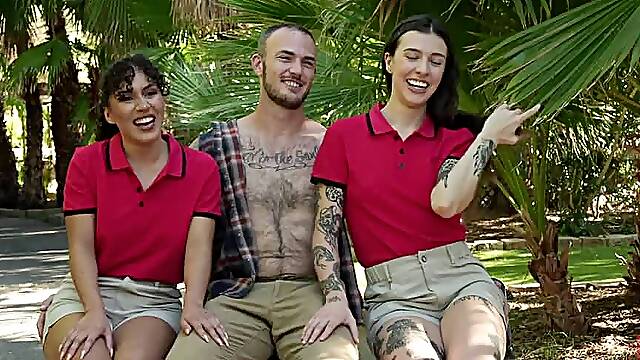 French Mère Et Fille Soumise à Un Cambrioleur