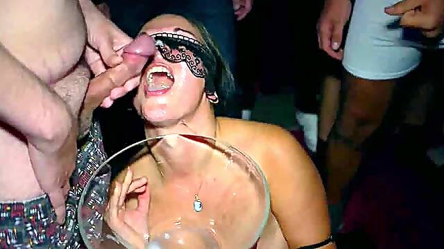 J avale tout le sperme dans un enorme bukkake