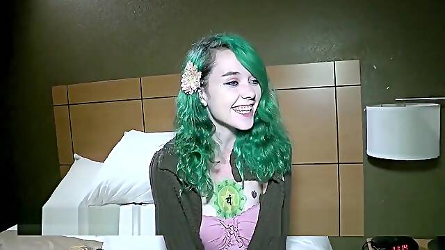 Emo a la peau blanchatre, nommee Amy