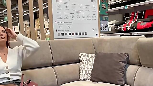 Le délire de se faire sucer dans la magasin