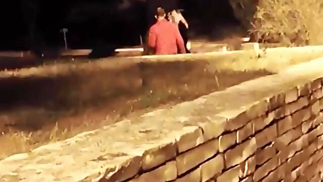 Il filme sa femme se faire prendre sur un parking