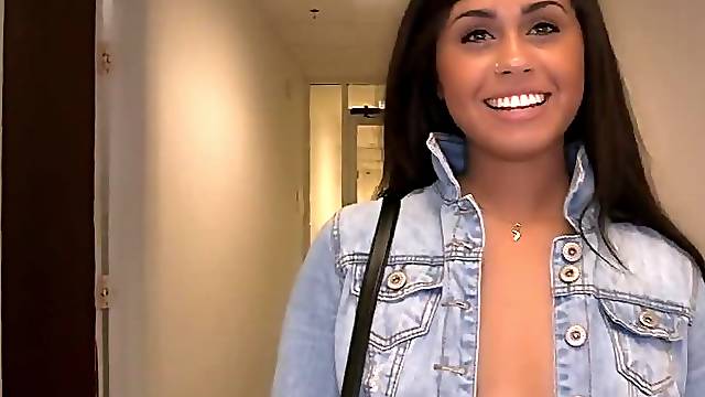 Hot-blooded Latina gives blowjob at the audition