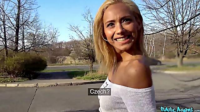 Cameraman picks up a hottie and fucks her against the tree