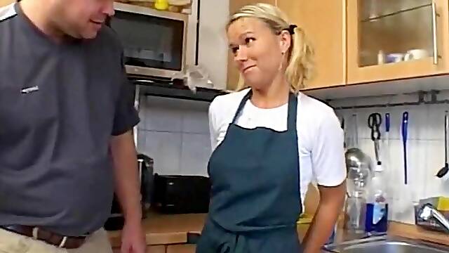 DIe Unbefriedigte Nachbarin Fickt Fremd - Bj by blonde German girlfriend in the kitchen