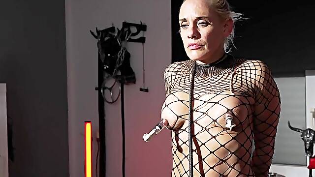 Intensive Twat Punishment Session - Mrs Ungeniert gets poked to her limitations.