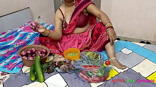 Xxx Bhojpuri Bhabhi, while selling vegetables, showcasing off her ginormous nipples, got chuckled by the customer!