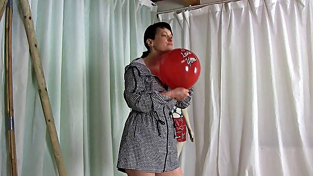 Popping the red Balloon - Looner Fetish with Yvette Costeau