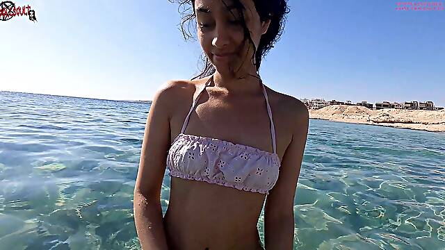 Sissi plays with her twat underwater in Sharm el Sheikh - DOLLSCULT
