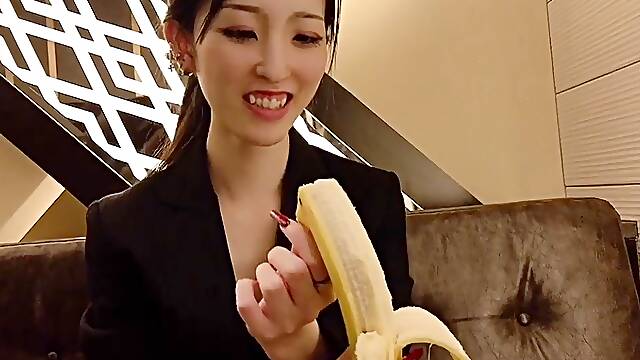 Dt TO BANANA to put the condom on! japanese amateur hand-job.