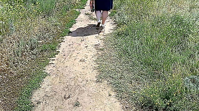 Fat woman walks through the park shows her ass and masturbates