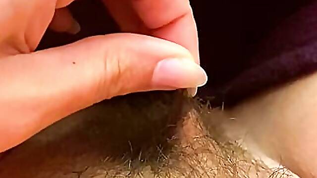 Ctanguarra gets horny when playing with the hairs of her pussy