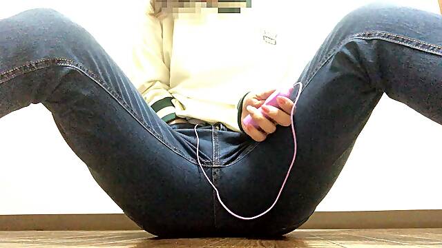 I put a toy in my jeans and felt it, I ♡ want to put a big one in it as soon as possible.