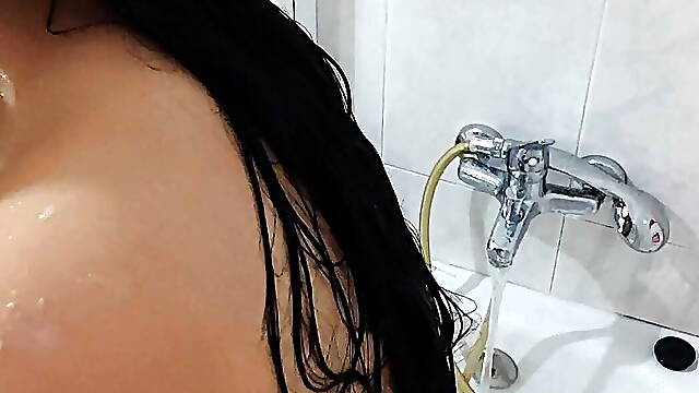 DO YOU WANT TO SEE HOW I WASH MY PUSSY IN THE SHOWER? COME I INVITE YOU TO ENJOY