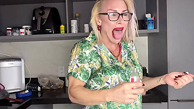 Latina savage muscle move builds a burning sensation