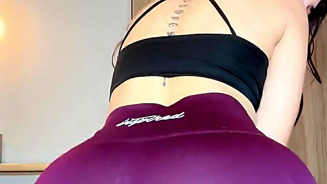 Jasmica, a Beautiful Latina with a Big Ass, Works Out at the Gym Live and Ends up Soaking Wet in a Huge Squirt