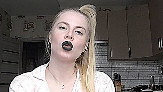Sexy black lips! MP4