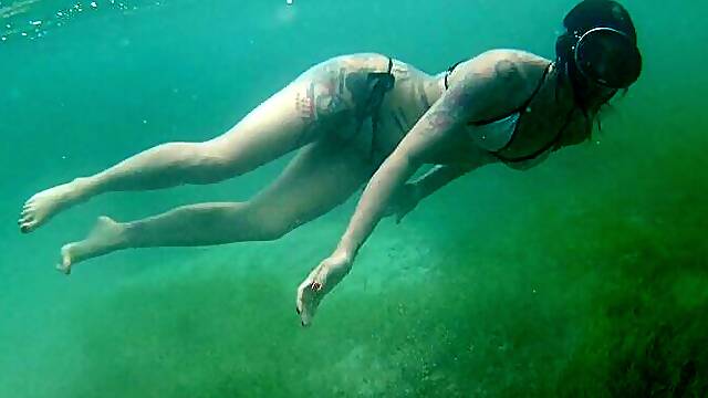 Hd Sexy latin girl erotic Swimming with vintage free lung mask
