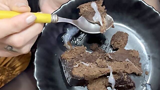 Fuck and cumshot on the cake and then as usual he eats it! Cum food