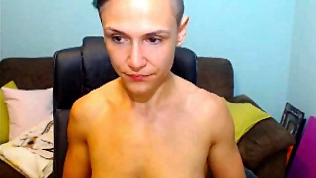 Muscled Romanian webcam girl