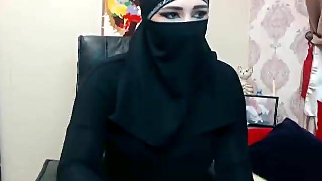 Egyptian muslim with big tits on webcam