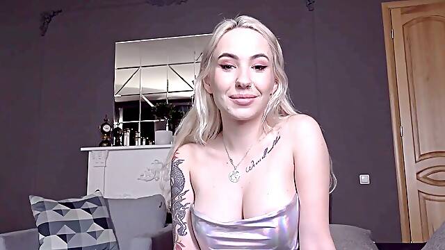 Bella Mur shakes her body in a private dance, then ravages her lucky partner