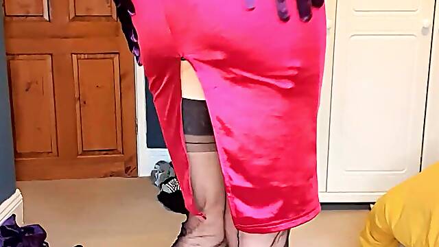 Which do you like better? My red satin gloves or purple? I feel a little like Jessica Rabbit