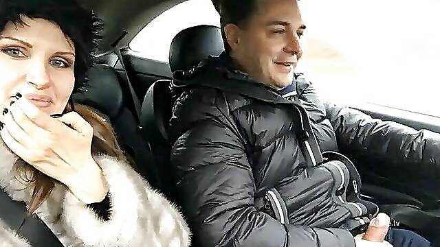 Road trip for Diva Del Tubo and Andrea Dipre jerking off his cock behind the wheel