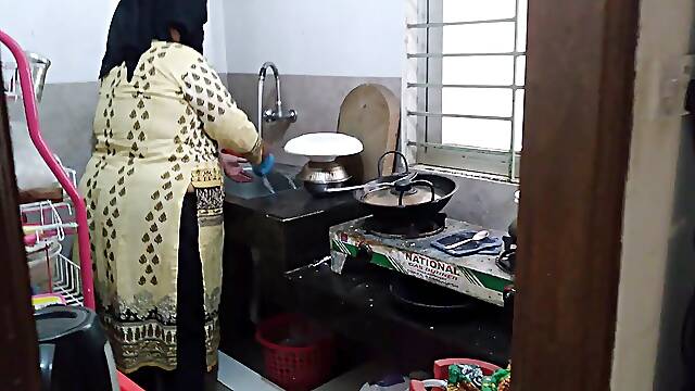 Neighbor Fucks Tamil Muslim Hot Aunty While Cooking - Indian Sex