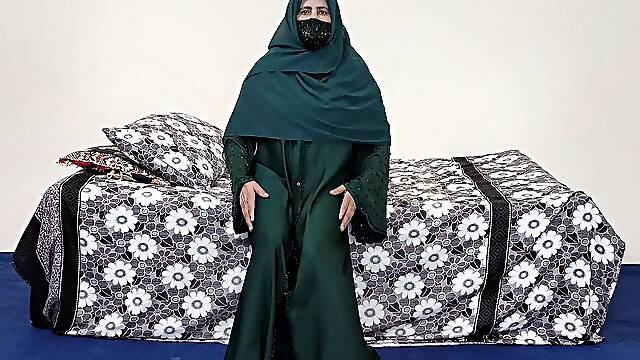 Very Hot Pakistani Muslim Niqab Women Masturbation by Dildo