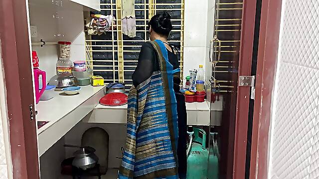 I saw my aunty cooking alone in the kitchen, I hugged her and started fucking